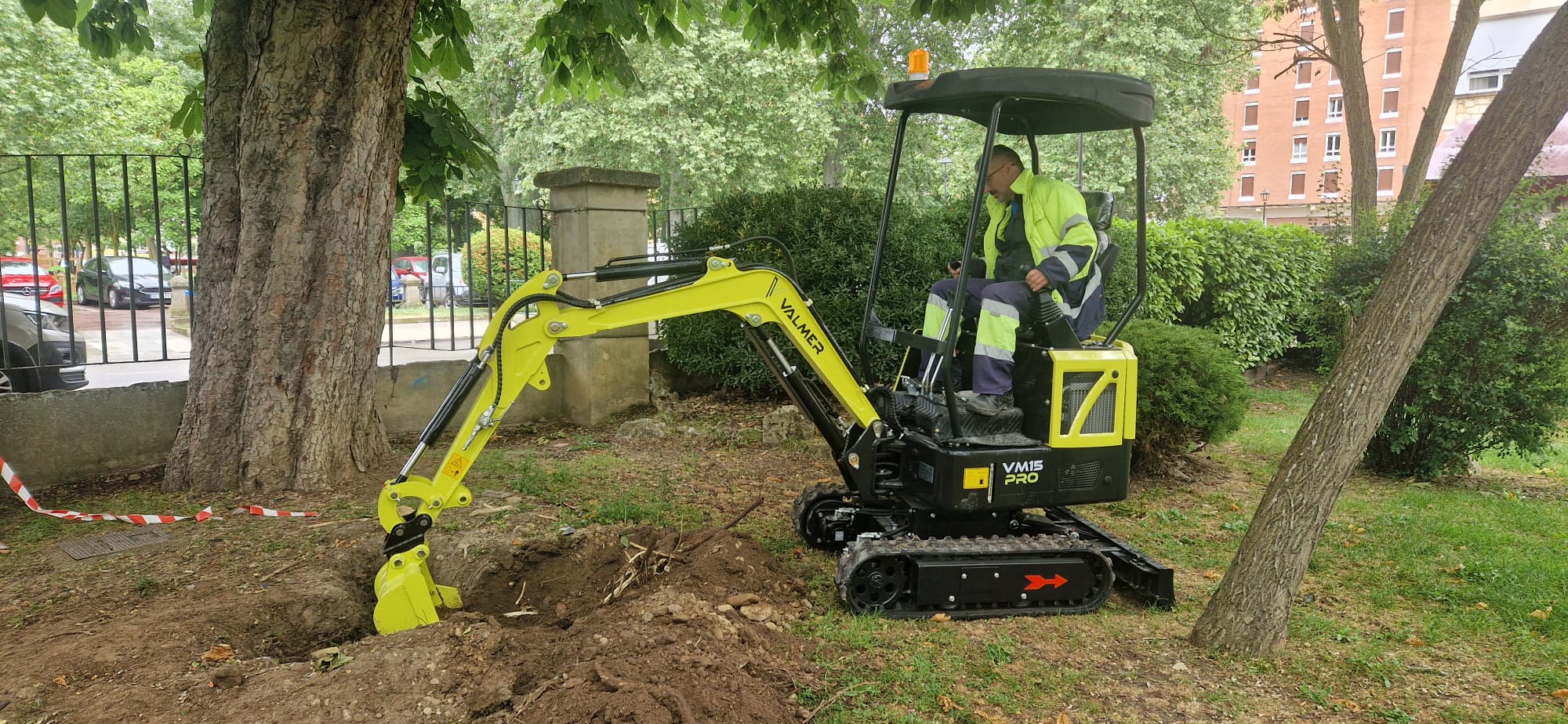 Miniexcavadora en Villarcayo, en el parque de Las Acacias